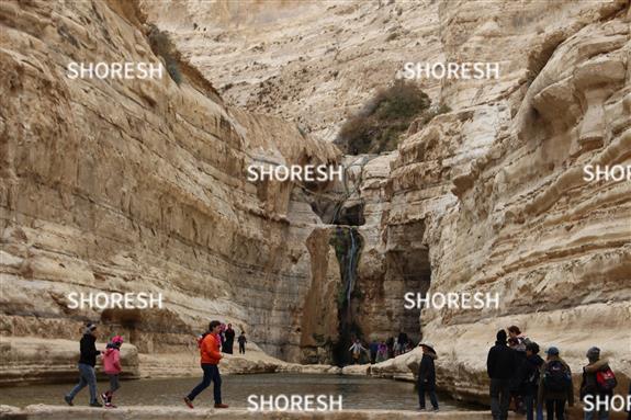 אנשים בנחל הקניון בנגב