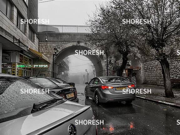 הגשר בכניסה למדרחוב בצפת ביום חורפי