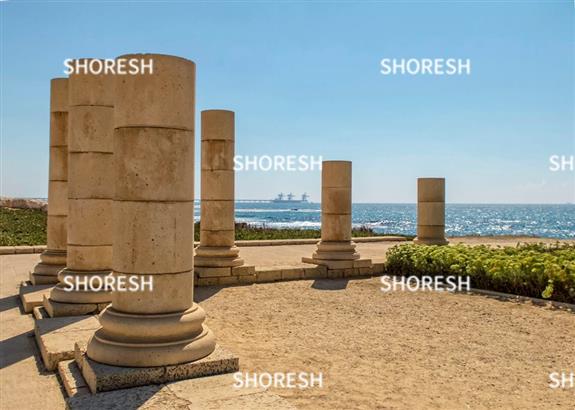 עמודים עתיקים ליד הים