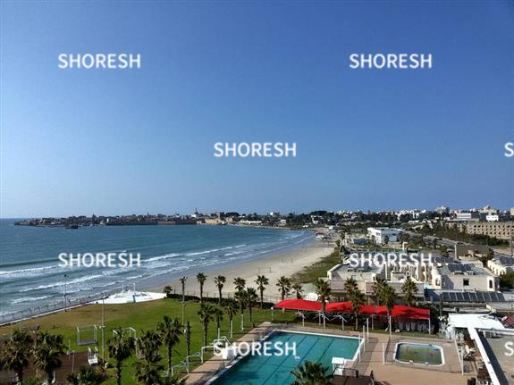 חוף הים בעכו לצד בריכות השחיה