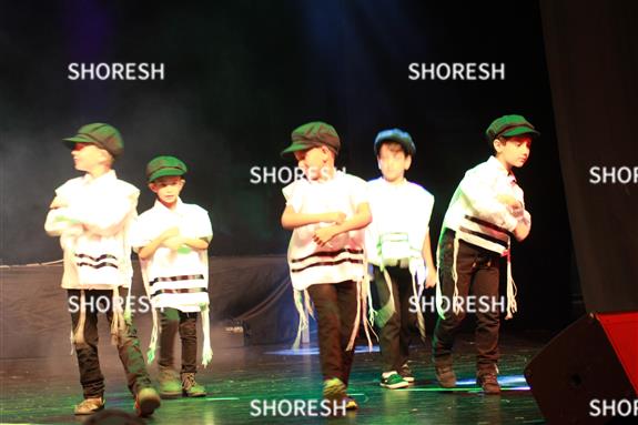 ילדים מנענעים את הידיים בהצגה