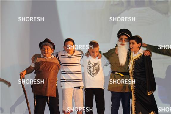 שחקנים קטנים בהצגת בית הספר