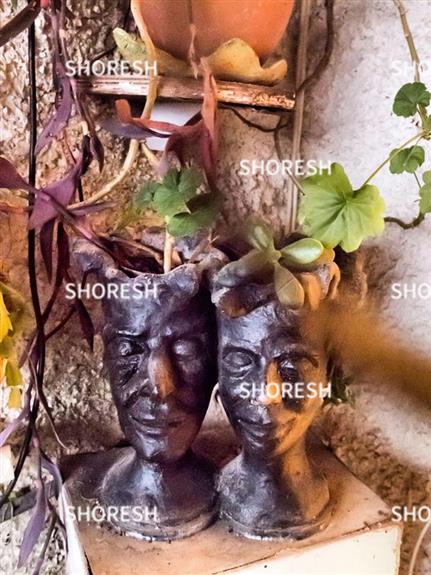 בביתו של הפסל המנוח אלכסנדר קירזנר, יקנעם