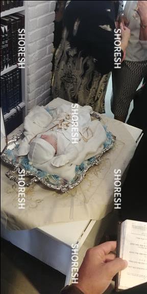 תינוק מכוסה תכשיטים בפדיון הבן