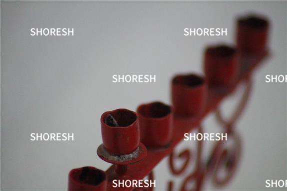 חנוכיה אדומה עם עיתורים תקריב